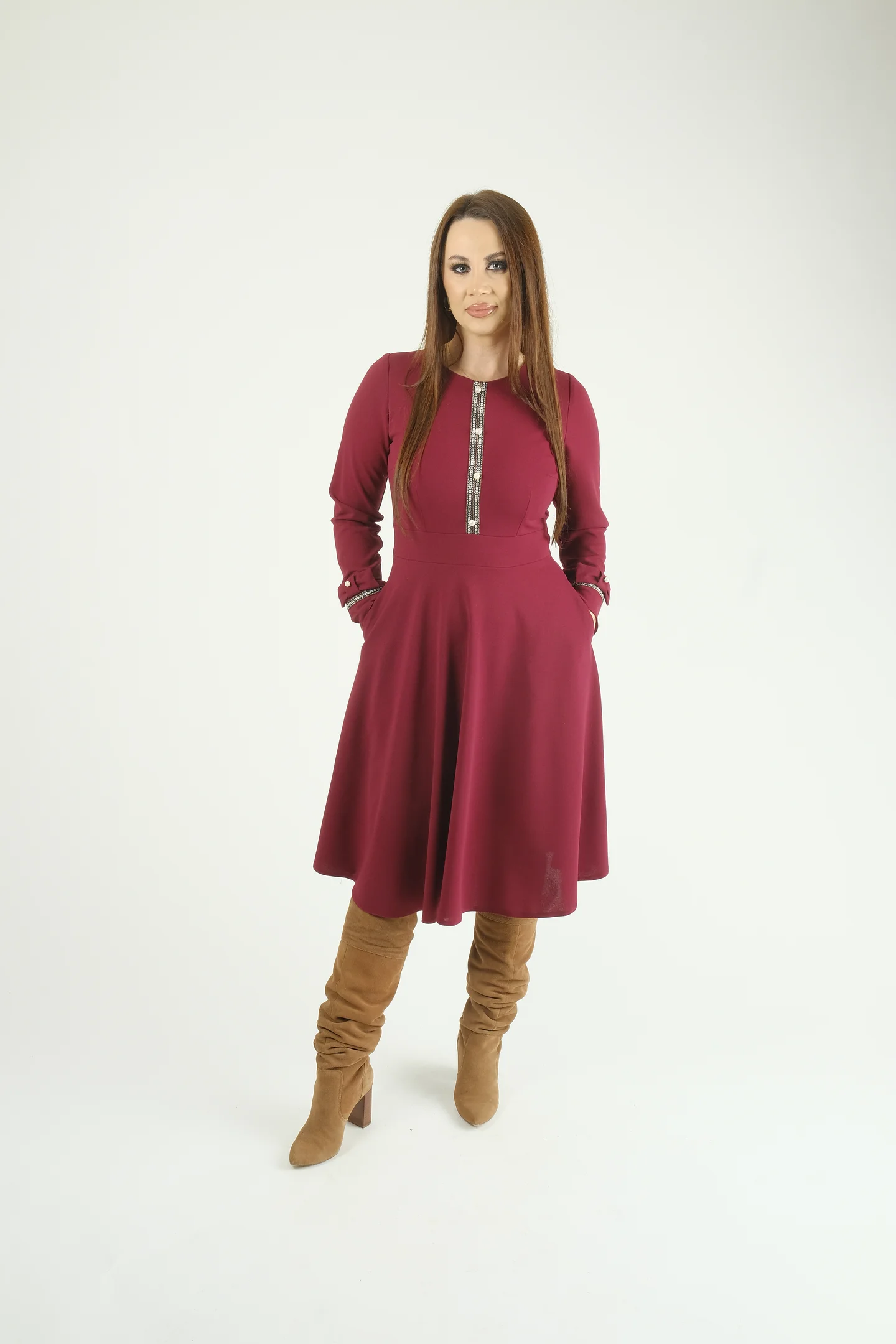 Rochie elegantă bordo în clos cu detalii perlate [1]