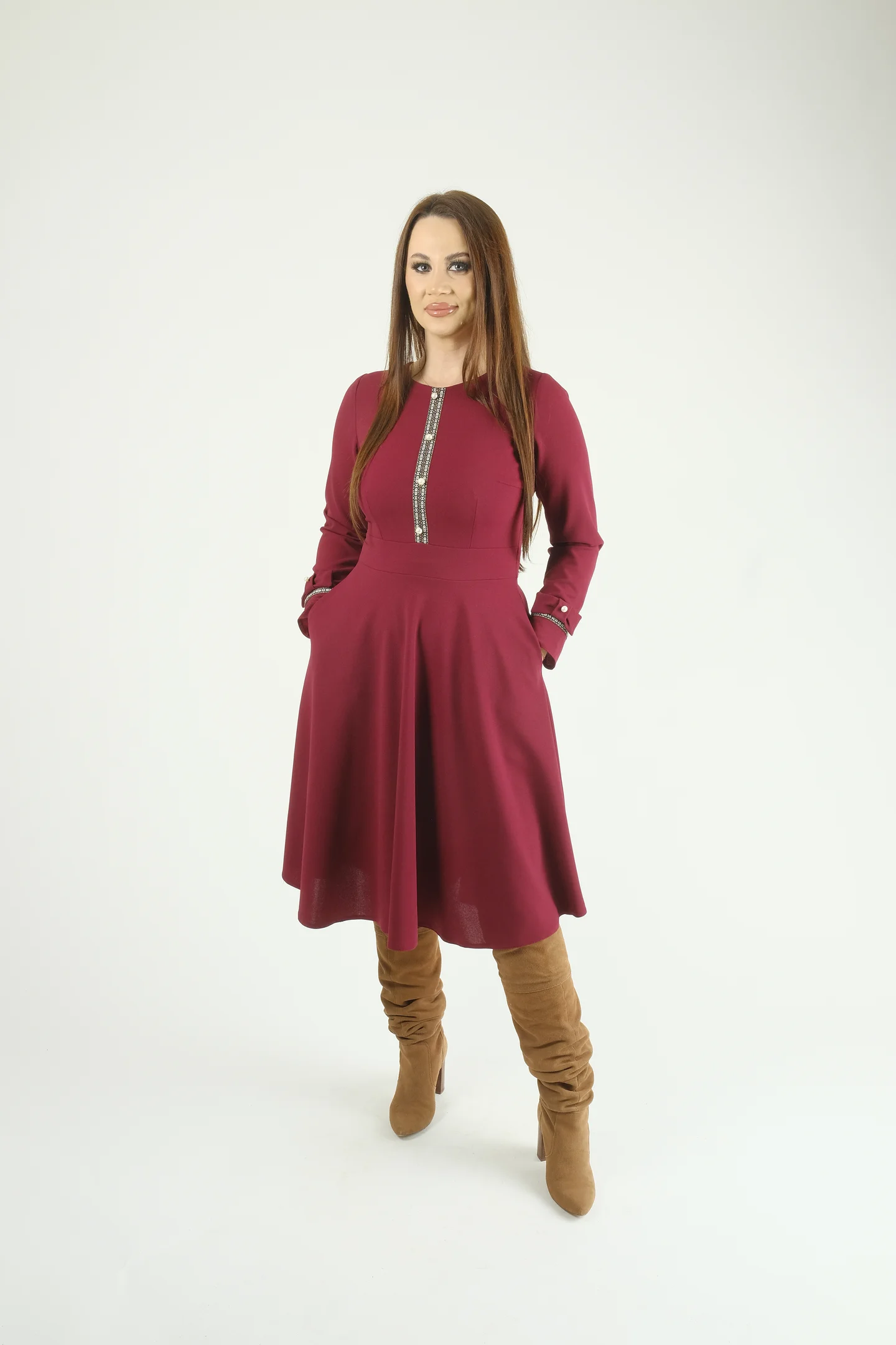 Rochii de zi - Rochie elegantă bordo în clos cu detalii perlate