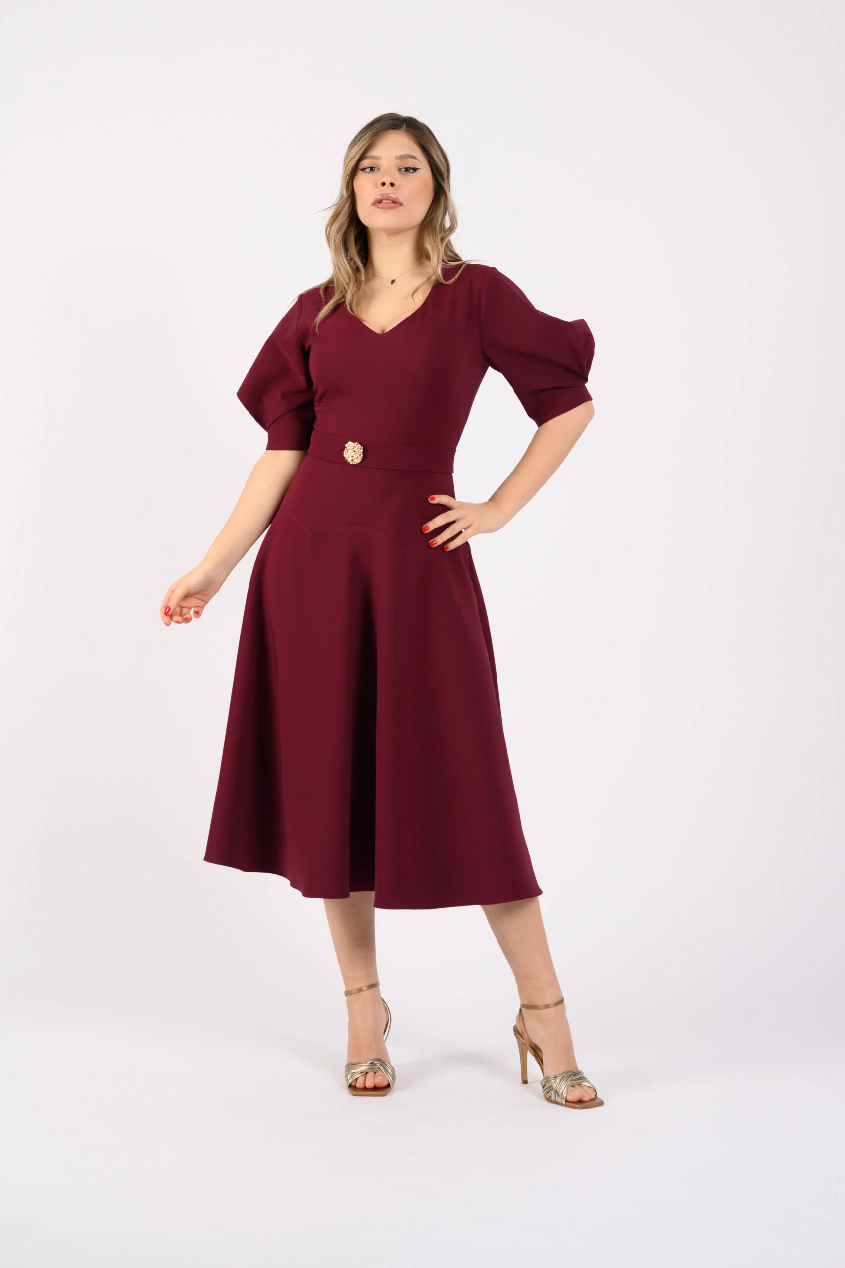 Rochie midi clos cu decolteu in V si accesoriu auriu in talie [1]