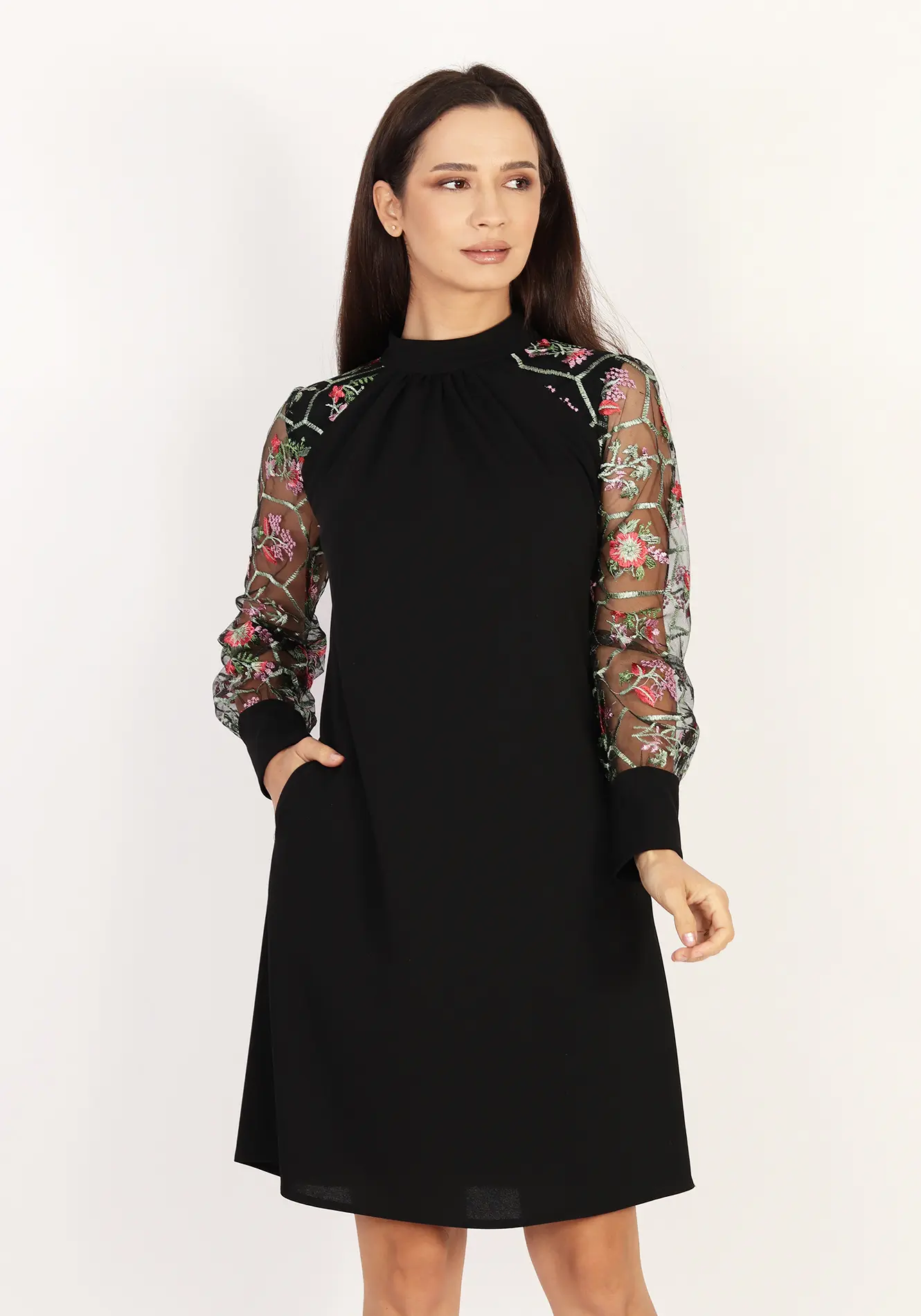 Rochii de zi - Rochie neagră elegantă cu mâneci brodate