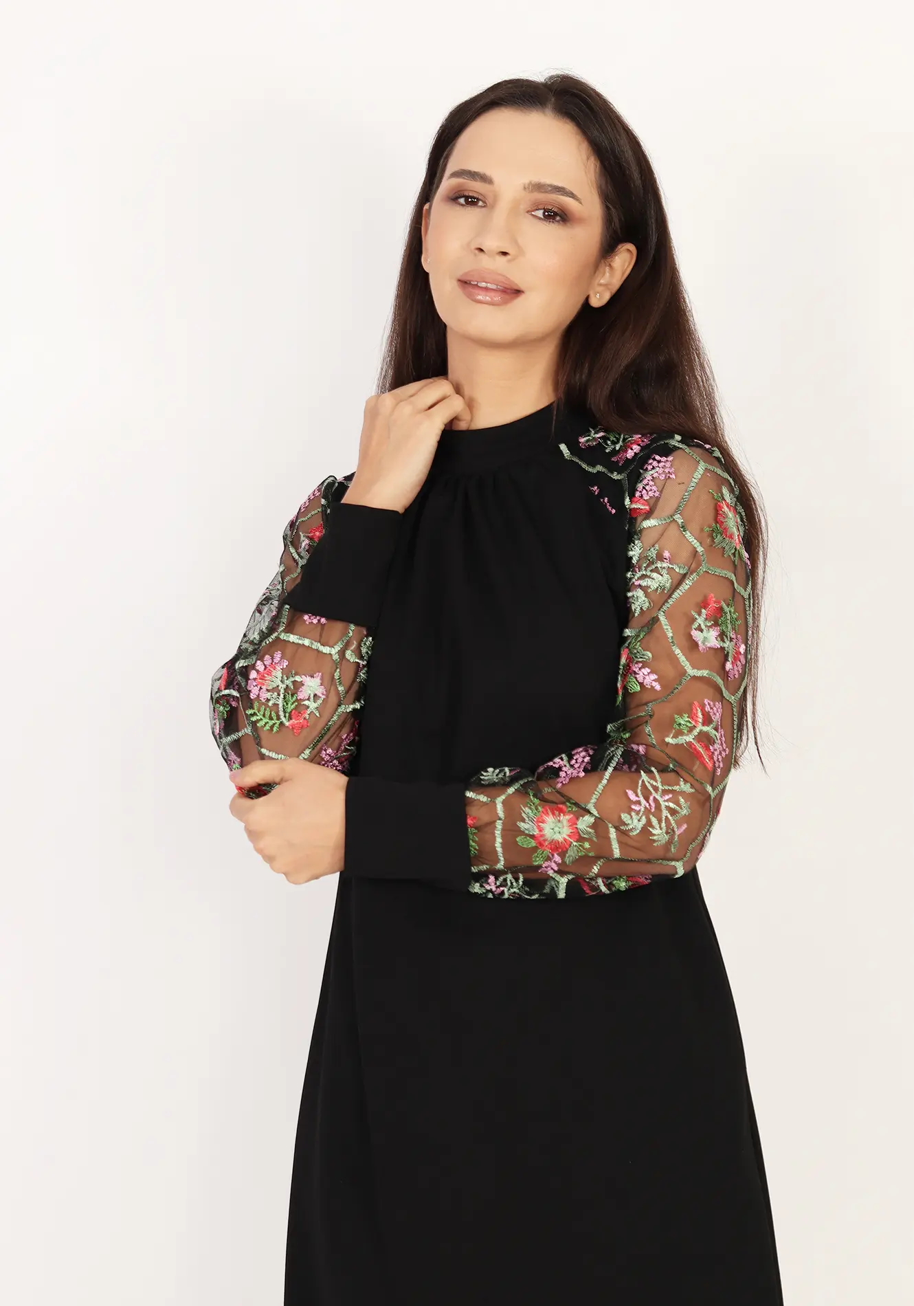 Rochie neagră elegantă cu mâneci brodate [3]