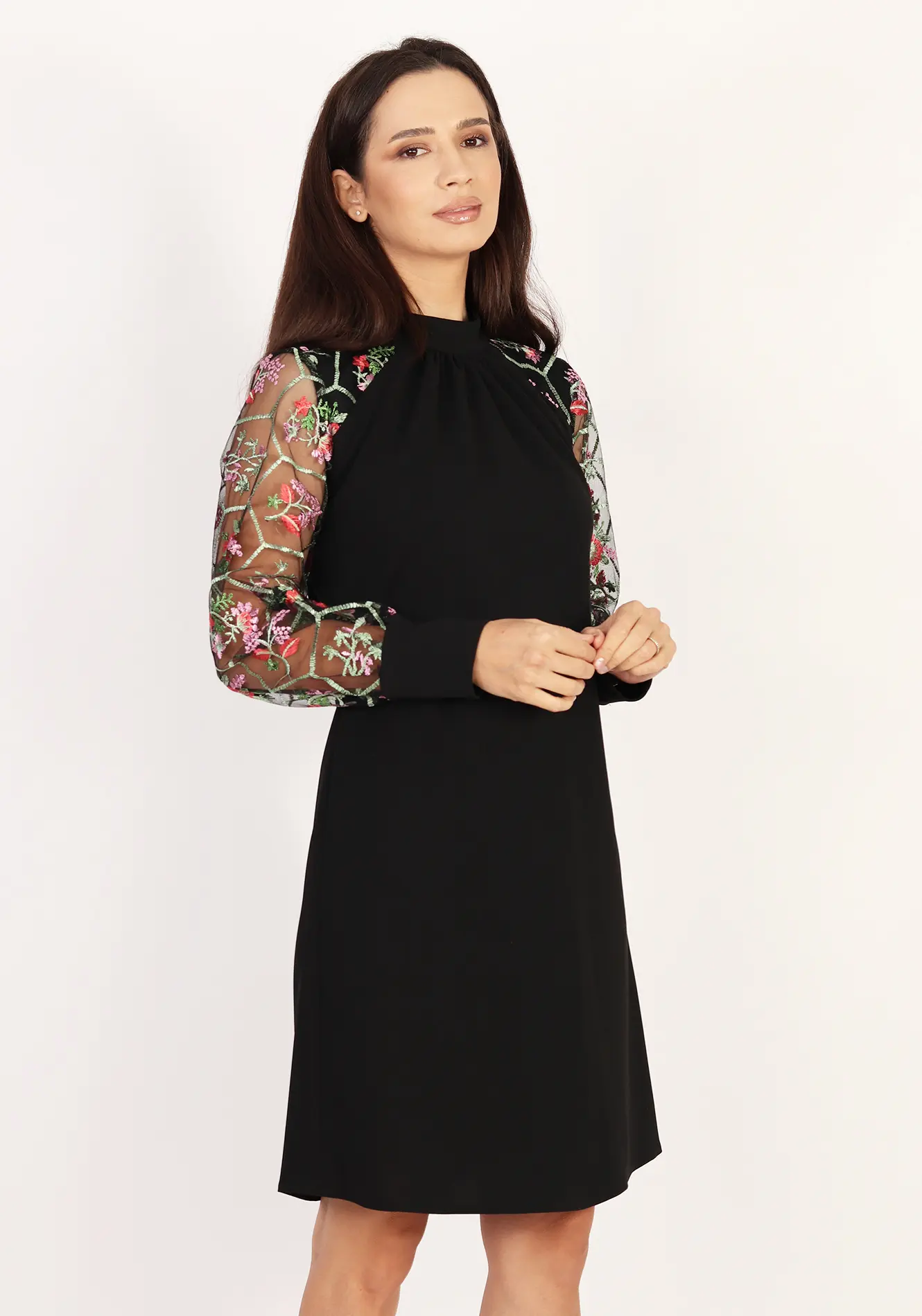 Rochie neagră elegantă cu mâneci brodate [1]