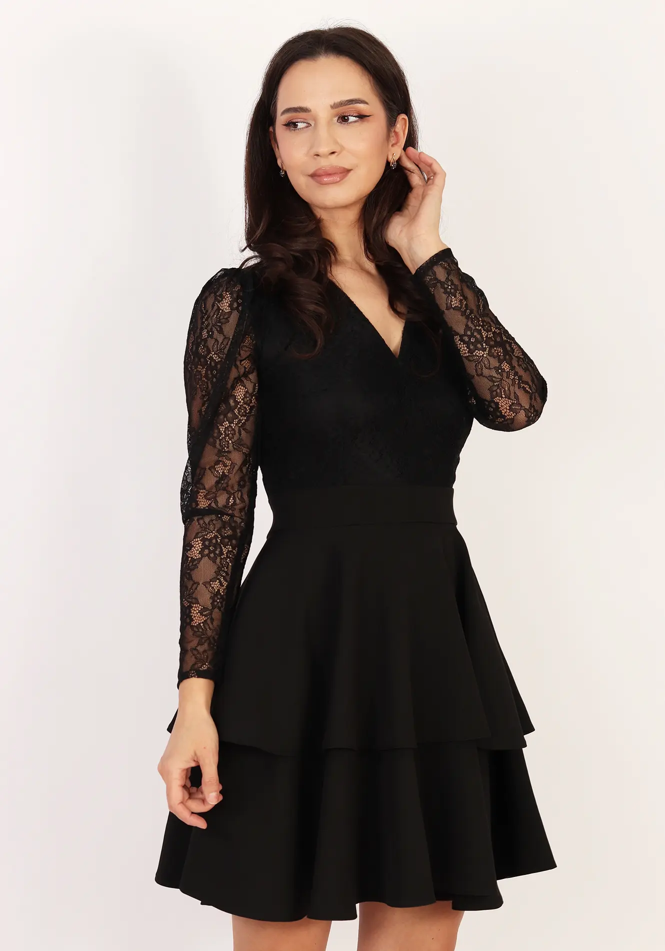 Rochie neagră elegantă cu mâneci din dantelă [1]