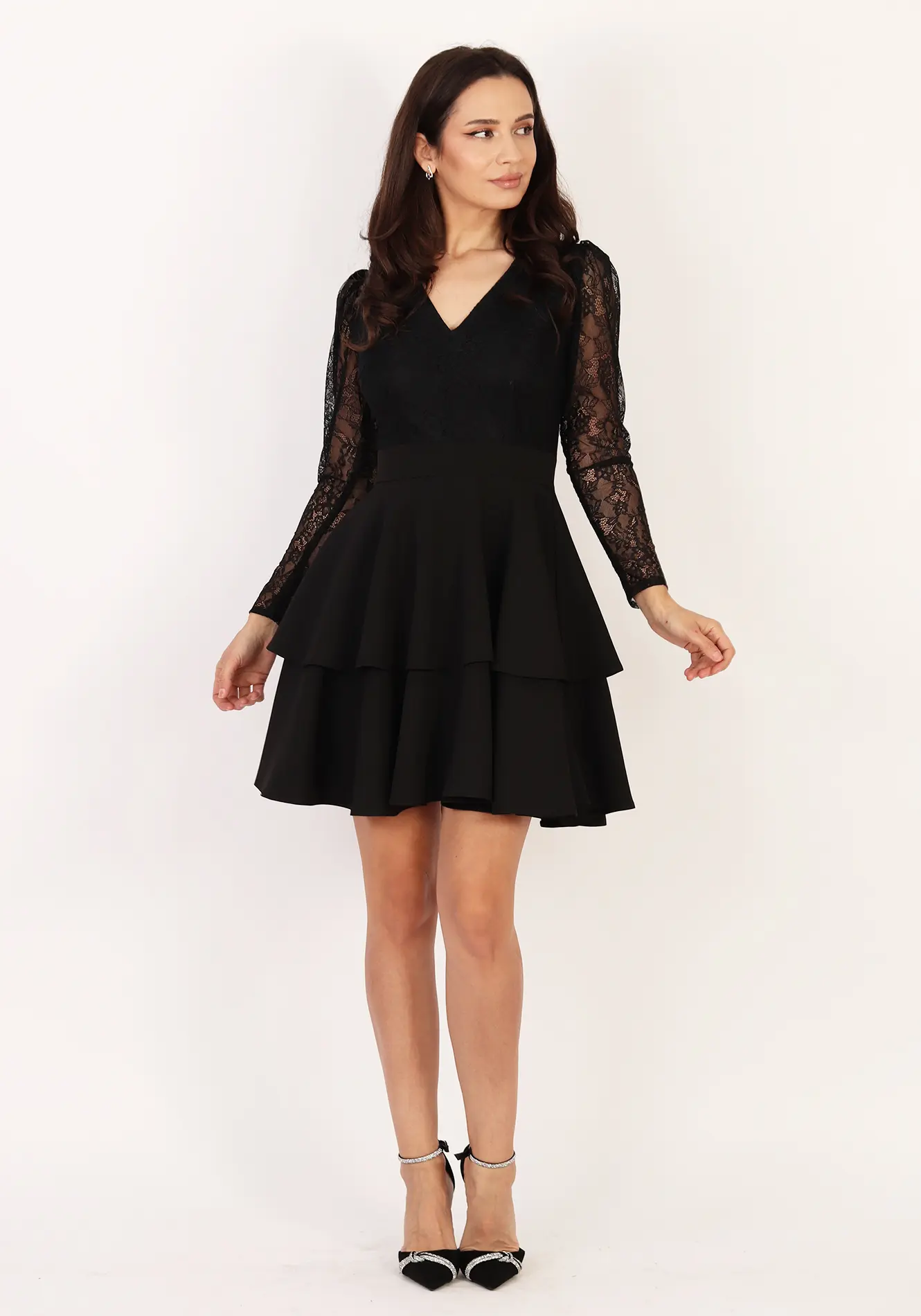 Rochii de ocazie scurte - Rochie neagră elegantă cu mâneci din dantelă