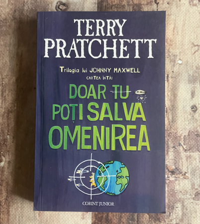 Toate produsele - Terry Pratchett - Doar tu poți salva omenirea