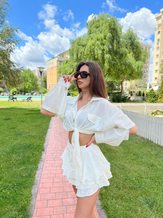 Compleu Tessa alb – cămașă cu mâneci detașabile și fustă-pantalon [1]