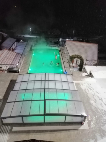 Portofoliu de Lucrari Constructii Piscine - Piscina 10 m x 4 m cu mozaic , Acoperis telescopic si pompa de caldura Nibe - Roznov Neamt