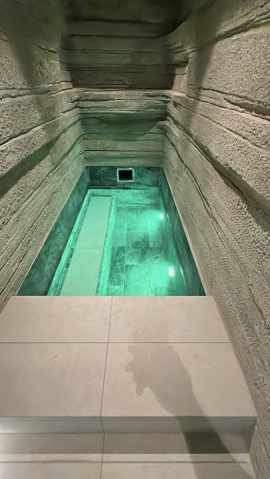 SPA - Bazin cu apă rece integrat într-o grotă artificială
