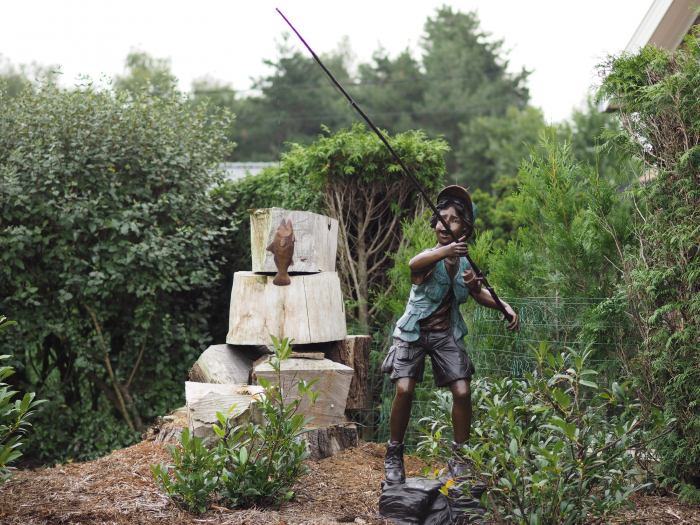 Statuie baiat care pescuieste stand pe o piatra, Bronz, 140 X 55 X 55 cm [2]