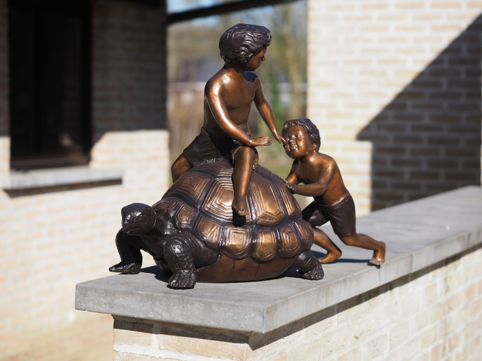 Statuie bronz, 2 băieți cu broască țestoasă (fântână) [4]