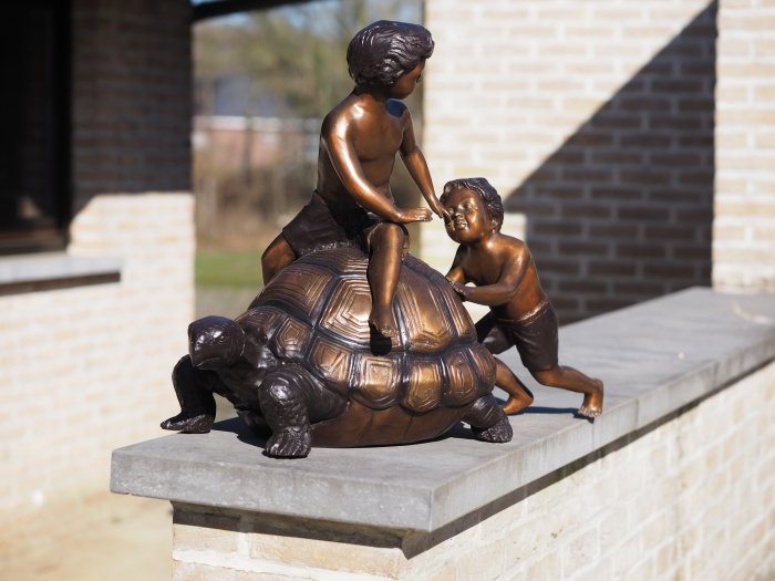 Statuie bronz, 2 băieți cu broască țestoasă (fântână) [2]