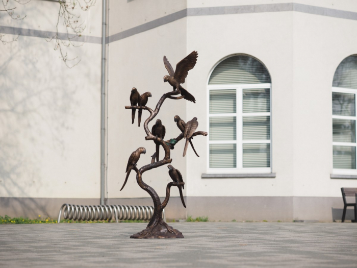 Statuie bronz, 8 papagali pe buștean 165x45x75 cm [5]