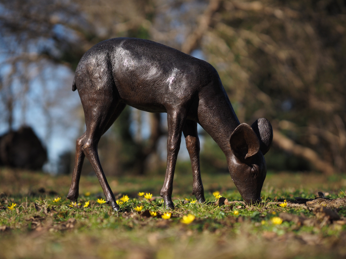 Statuie bronz, Căprioară pășunând [7]