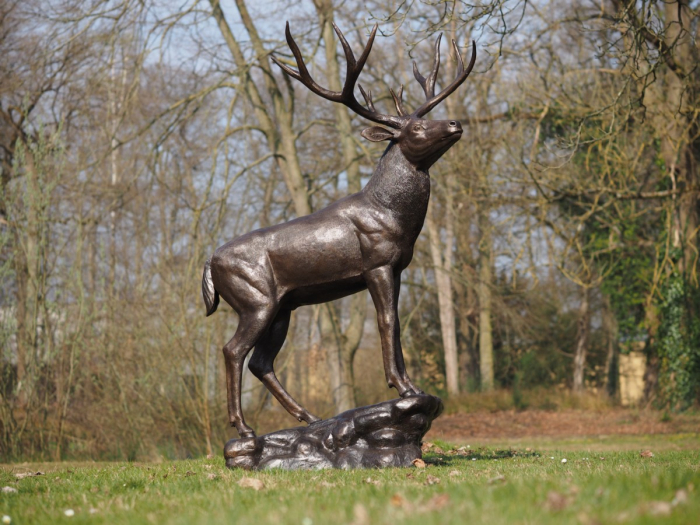 Statuie bronz, Cerb în picioare pe bază [3]