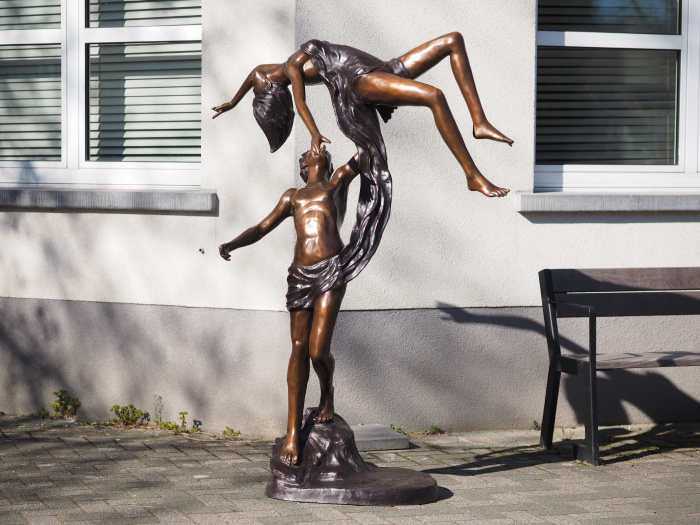 Statuie bronz, Cuplu, dans „lift you up” [4]