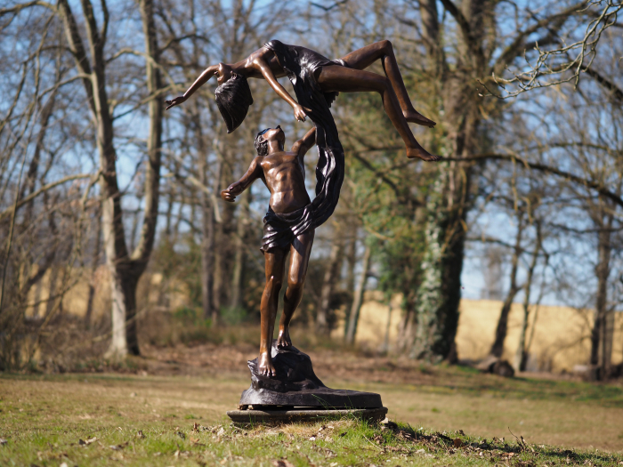 Statuie bronz, Cuplu, dans „lift you up” [7]