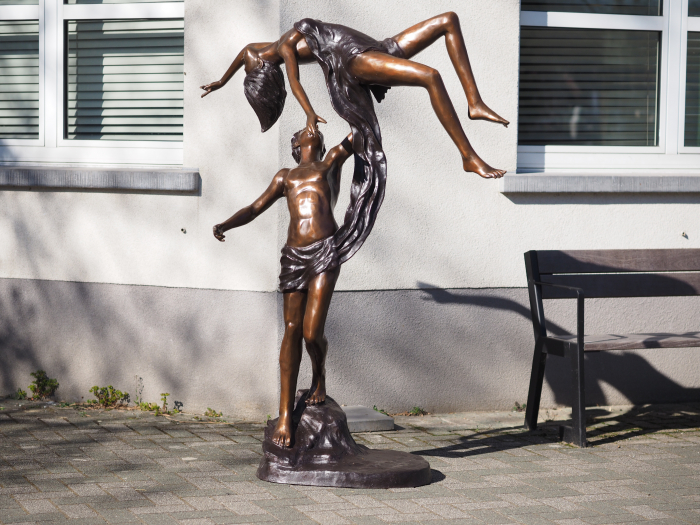 Statuie bronz, Cuplu, dans „lift you up” [2]