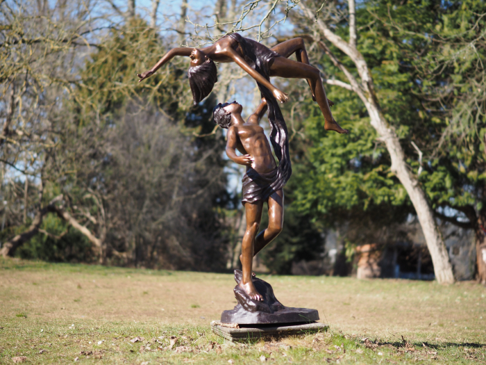 Statuie bronz, Cuplu, dans „lift you up” [8]