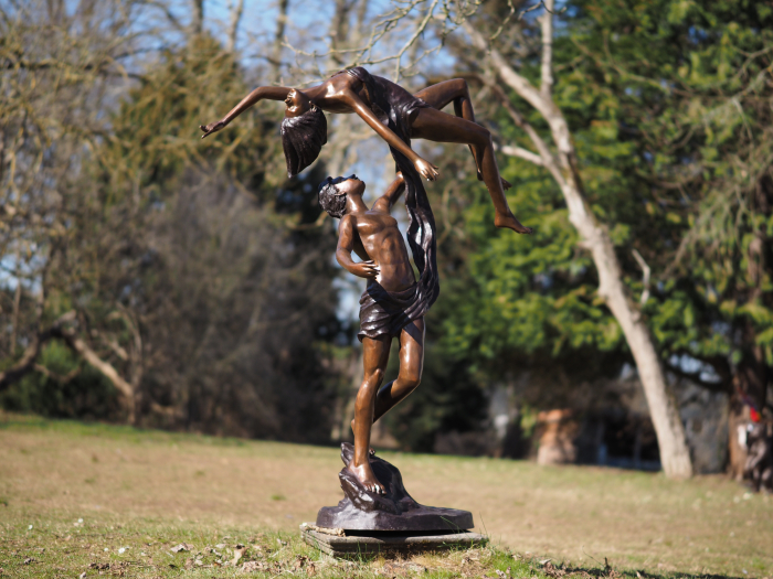Statuie bronz, Cuplu, dans „lift you up” [6]