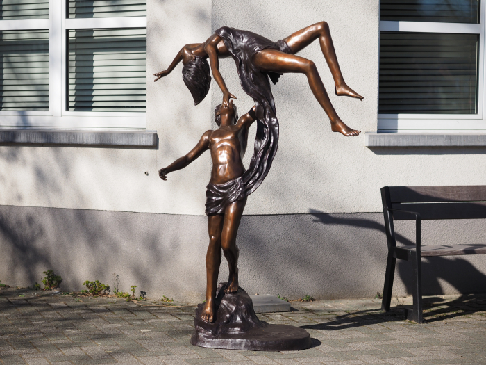 Statuie bronz, Cuplu, dans „lift you up” [3]