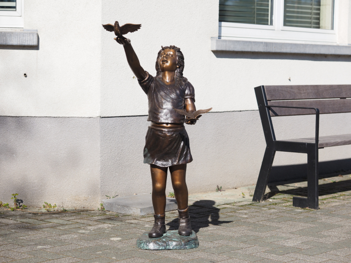 Statuie bronz, Fată cu 2 păsări [5]