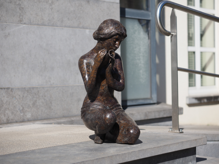 Statuie bronz, Femeie cu ulcior (fântână) [6]