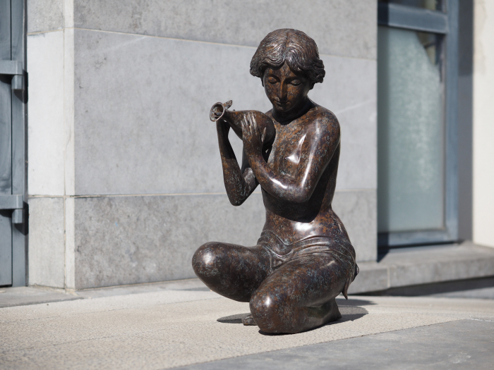 Statuie bronz, Femeie cu ulcior (fântână) [4]