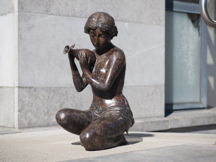 Statuie bronz, Femeie cu ulcior (fântână) [3]