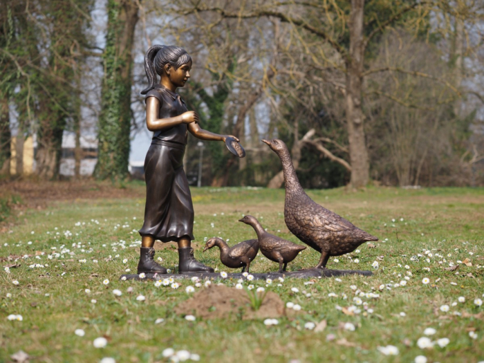 Statuie bronz, Fetiță hrănind gâște 105 X 40 X 108 cm [8]