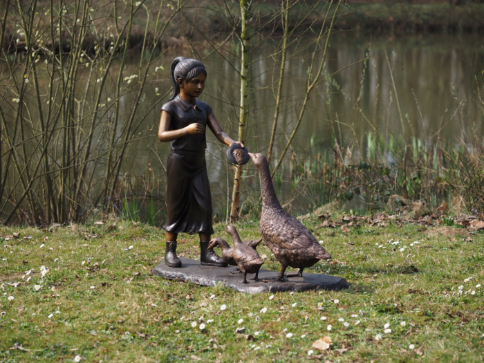 Statuie bronz, Fetiță hrănind gâște 105 X 40 X 108 cm [6]