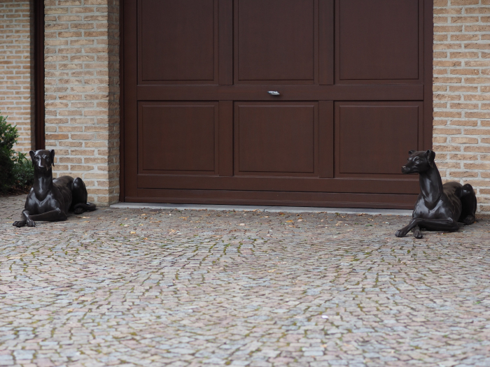 Statui câini care stau intinsi, Bronz, 51 X 31 X 130 cm [3]