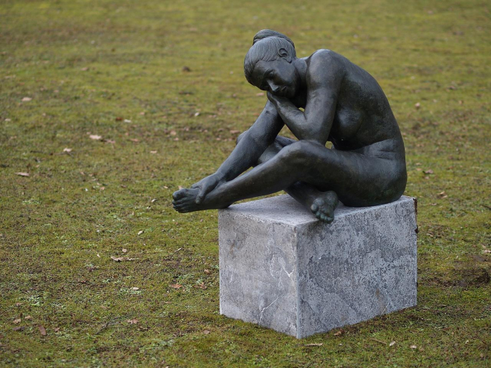 Statuie femeie nud adormita, Bronz, 59 X 60 X 85 cm [2]