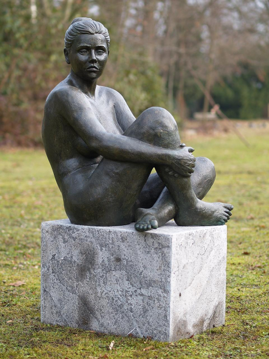 Statuie femeie nud care sta jos, Bronz, 80 X 45 X 68 cm [2]