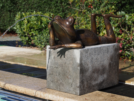 Statui - Fantana in forma de broasca mare, Bronz, 28 X 37 X 90 cm