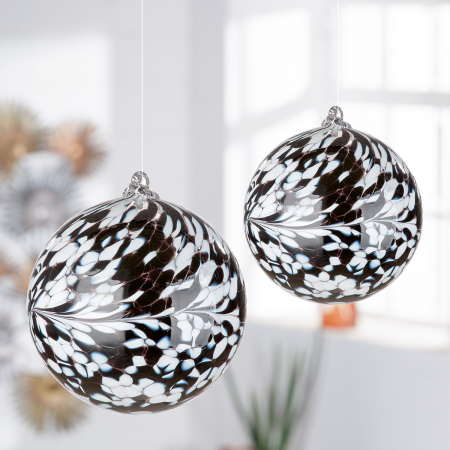 Clopotei de vant si ghirlande - Glob Saturn, Sticla, Alb/Negru, 15 cm