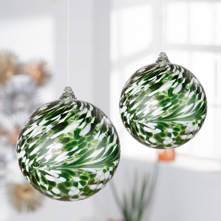 Clopotei de vant si ghirlande - Glob Saturn, Sticla, Alb/Verde, 15 cm