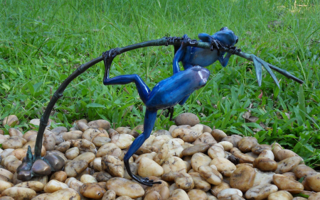 Figurine bronz - Statuie 2 broaște albastre pe crenguță, Bronz, 21 x 9 x 34 cm