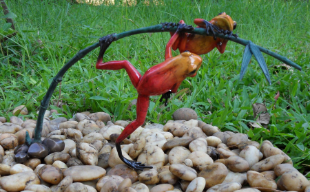 Figurine bronz - Statuie 2 broaște rosii pe crenguță, Bronz, 21 x 9 x 34 cm