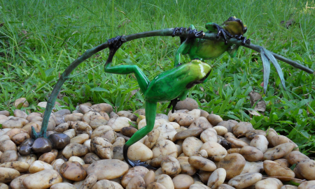 Figurine bronz - Statuie 2 broaște verzi pe crenguță, Bronz, 21 x 9 x 34 cm