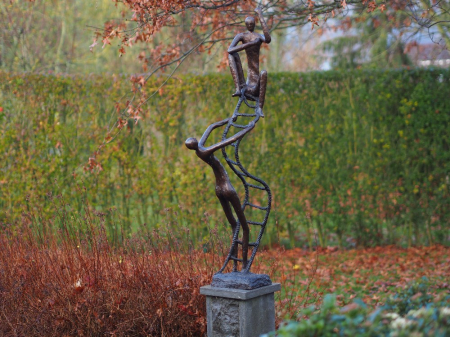 Statui - Statuie 2 oameni pe o scara, Bronz, 118 X 20 X 50 cm