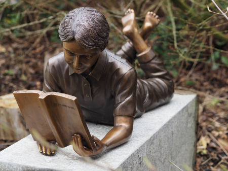 Statui - Statuie baiat care citeste, Bronz, 35 X 25 X 75 cm