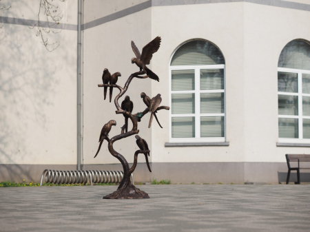 Figurine bronz - Statuie bronz, 8 papagali pe buștean 165x45x75 cm