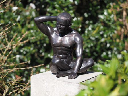 Figurine bronz - Statuie bronz, Bărbat cu brațul ridicat 35 x 25 x 35 cm