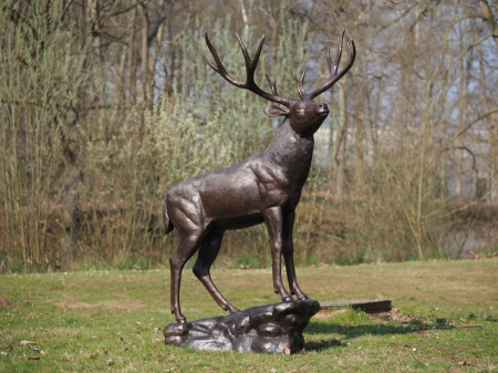 Figurine bronz - Statuie bronz, Cerb în picioare pe bază