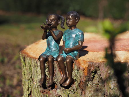 Figurine bronz - Statuie bronz, Copii cu fluture 14 x 7 x 9 cm