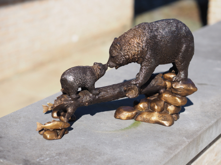 Figurine bronz - Statuie bronz, Familie de urși pe un trunchi de copac 24 x 13 x 35 cm