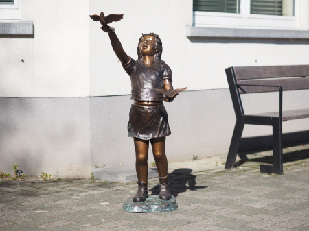 Figurine bronz - Statuie bronz, Fată cu 2 păsări