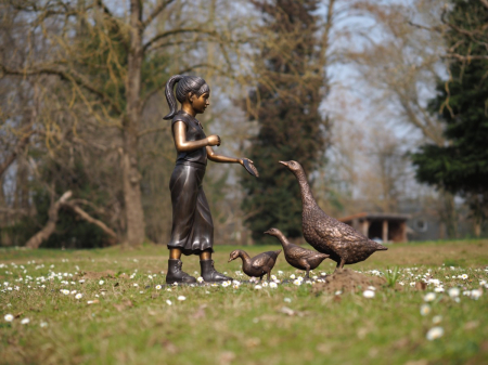 Figurine bronz - Statuie bronz, Fetiță hrănind gâște 105 X 40 X 108 cm