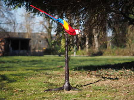 Figurine bronz - Statuie bronz, Papagal în copac (cu capul în jos)