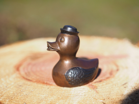 Figurine bronz - Statuie bronz, Rață cu pălărie 9 x 6 x 8 cm